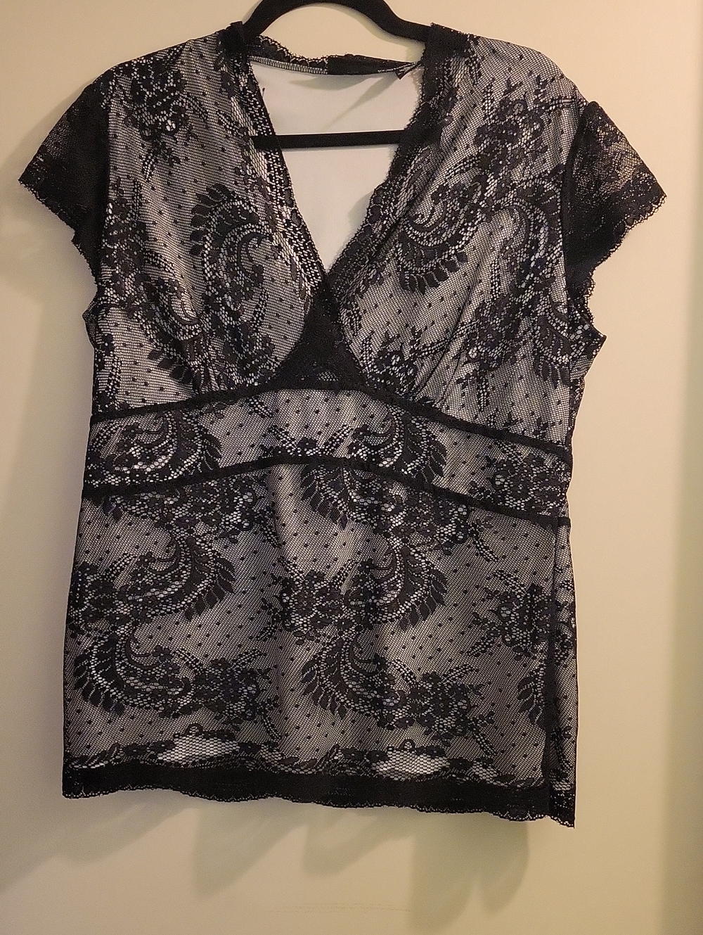 Black Lace V-Neck Short Sleeve Top